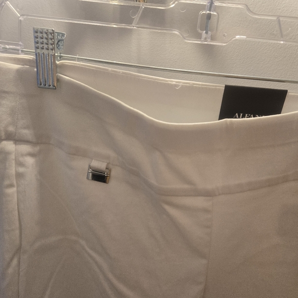 Alfani BRIGHT WHITE Women's Essential Capri Pull-on Tummy-Control Pants, US 6 - Picture 5 of 6
